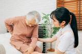 「「ドミノ骨折」が高齢者を襲う　背骨・手足に次々…命を縮める恐れも　医師「50代から骨密度を測って」」の画像1
