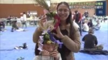 三重県熊野市の「丸山千枚田」収穫祭で刈った稲のわらでしめ縄作り　棚田オーナーら150人が参加