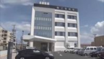 「ドリフト族みたいな車が」通報で現場に向かったパトカーから逃走した車1台が中央分離帯に衝突