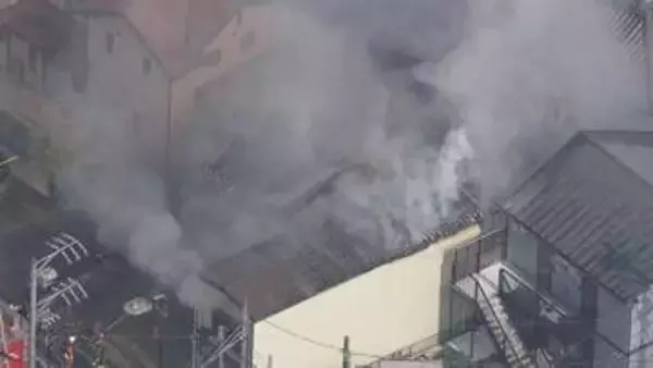 愛知・日進市で住宅火災　激しく黒煙が上がり消火活動中　住人の無事などを確認中