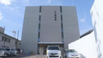 スタッカークレーンのワイヤーと足場の間に挟まれ点検業者の男性が意識不明に　愛知・南知多町の会社倉庫で