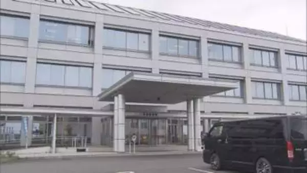 立ち話をしていた男女を車ではねて逃走した疑い　85歳の男を逮捕「事故をした認識ない」　女性は重傷