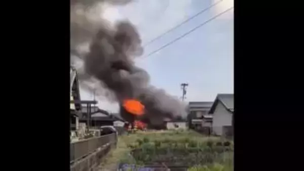 早朝の住宅で火事　焼け跡から2人の遺体　53歳と19歳の女性2人と連絡がとれず　三重県