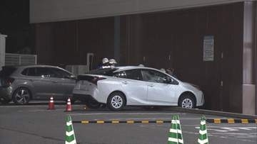 ドラッグストアの駐車場で運転操作を誤った車が外壁に衝突 歩行者の女性が間に挟まれて死亡 岐阜・可児市