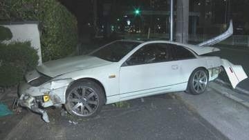 事故のはずみで後ろから来た車と衝突　さらに歩道にいた男性と衝突　男性が意識不明の重体