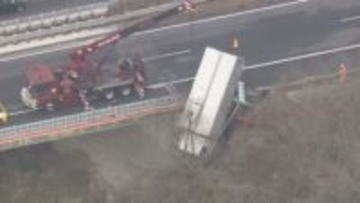 愛知・岡崎市の東名高速上り線でトラックがガードレール突き破る　走行車線が規制され渋滞発生