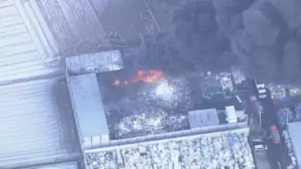 【速報】愛知・稲沢市のリサイクル工場の敷地から出火、激しい炎と煙　現在も消火活動続く