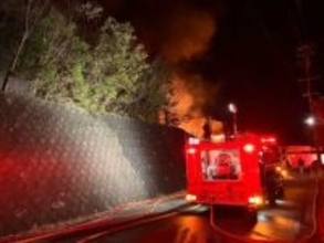 【速報】「山で炎が上がっている」工場が炎上し消火活動中　愛知・岡崎市