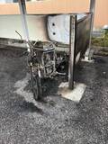 「市営住宅で連続放火か　原付きバイクや掲示物などが焼ける　先月も不審火が　愛知県岡崎市」の画像1