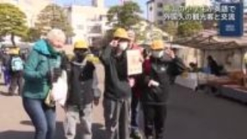 小学生が外国人観光客と英語で交流　「さるぼぼ」などアピール　岐阜