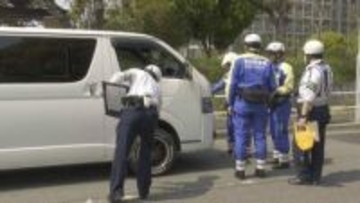 「人が車の下敷きに…」横断中の女性がワンボックスカーにはねられ意識不明　名古屋