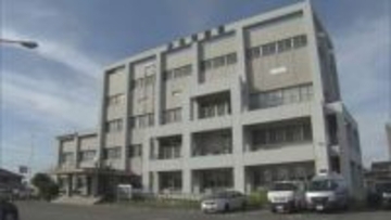 “ドア開けバック”の車が急加速…高齢男性が投げ出され死亡　アクセルとブレーキを踏み間違えたか　三重