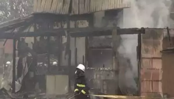 空き家が全焼した火事　近くに住む男を放火の疑いで逮捕　付近で不審火など10件