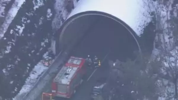 高速道路でダンプ横転し土砂散乱　後続車4台巻き込まれる事故　岐阜県の東海北陸道