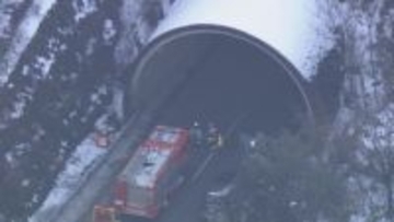 高速道路でダンプ横転し土砂散乱　後続車4台巻き込まれる事故　岐阜県の東海北陸道