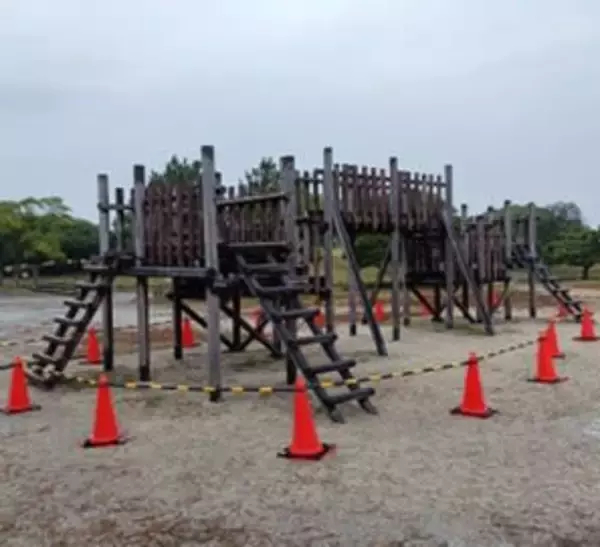 愛知県弥富市の児童総合遊園「海南こどもの国」で遊具の梯子の一部が外れ30代男性がけが