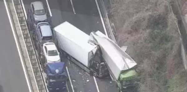 東名阪自動車道でトラックなど4台が絡む事故　1人が軽傷　三重