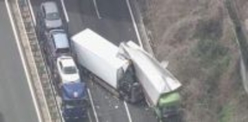 東名阪自動車道でトラックなど4台が絡む事故　1人が軽傷　三重