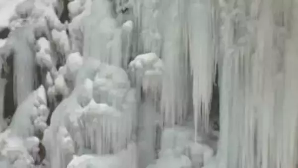 幻の滝ともいわれる「青氷の滝」が見頃　人の手を加えず自然のまま凍る　岐阜県高山市