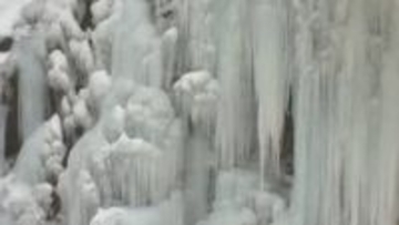 幻の滝ともいわれる「青氷の滝」が見頃　人の手を加えず自然のまま凍る　岐阜県高山市