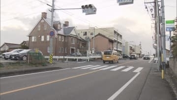 ひき逃げで77歳女性が骨盤骨折の重傷 逃げた車の行方を追う 三重県桑名市