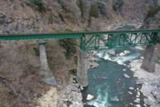 JR高山線の橋脚で発生した「洗堀」 急峻な地形で復旧作業は難航する見通し 運転再開はGW以降に
