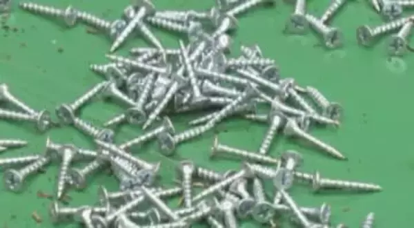 自動車部品会社の前にビス3000個まいた疑い、元社員を逮捕 「仕返しのために…」 愛知・豊橋市