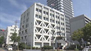 パトカー追跡中の乗用車が別の車と衝突もそのまま逃走　白色で車体の右側に衝突跡か　名古屋・港区