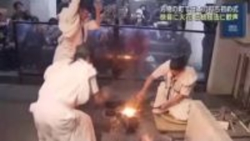 快音とともに激しい火花 "刃物の町"で日本刀打ち初め式