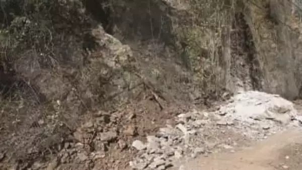 川上村の村道の土砂崩れ　緊急車両のみ通行可能に