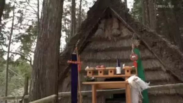 復元氷室に氷入れ　福住氷まつり　奈良