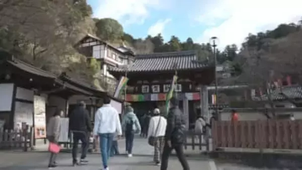 明日香村　岡寺　初詣の参拝客で賑わう