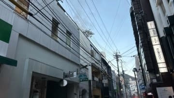 【速報】長崎・繁華街の5階建ての複合ビルで火事　黒煙上がり一時騒然　60代女性搬送