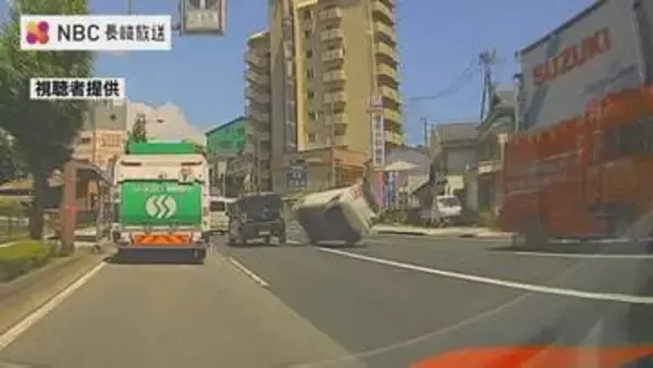 【ドラレコ映像】追い抜きで接触→横転、衝突、回転…事故の瞬間　男女2人が病院搬送　長崎・佐世保