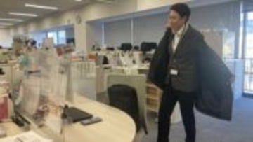 潔癖なの？絶対に机を汚さないアナウンサーが退勤時、PCに書類を“積む”理由　余白つくるルーティーン