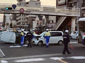 長崎市の交差点で３台玉突き　１台横転