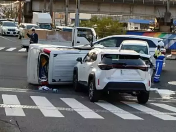 長崎市の交差点で３台玉突き　１台横転