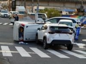 長崎市の交差点で３台玉突き　１台横転