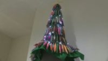 釣り人の願いを叶える？　イカ釣り用のエギ約200本で飾り付けた“疑似餌クリスマスツリー”お目見え【長崎県五島市】