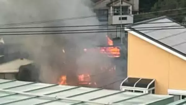 "残り火"が原因か　民家2棟全焼の火災現場で再び出火　通報は避難中の住民