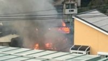 "残り火"が原因か　民家2棟全焼の火災現場で再び出火　通報は避難中の住民