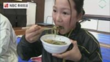 小学生がそば打ちを体験　出汁は鯖節　「そば振る舞い」の風習も　長崎県五島市