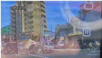 【速報・事故】軽自動車が衝突後にグルリ…対向車とも衝突　２人が病院へ搬送