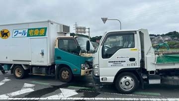 【速報】長崎・諫早の島原道路インター降り口で車3台絡む事故　トラック2台が正面衝突、バンパーなど激しく大破