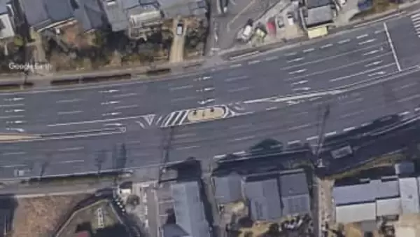 乗用車と軽乗用車　出会い頭に衝突　３人が病院搬送　長崎県諫早市の国道　一時渋滞も