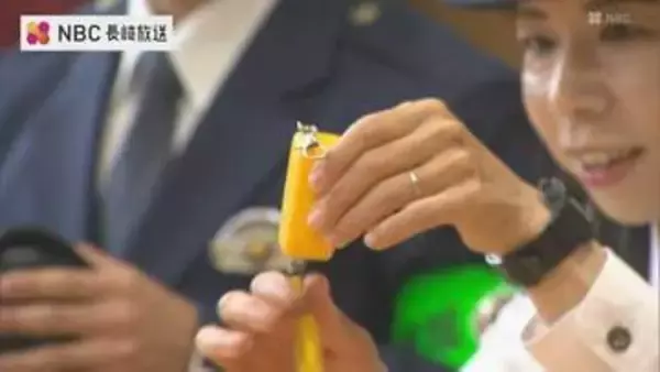 昨年は県内で142件の声かけ・つきまとい　佐世保の小学校で防犯ブザー贈呈式