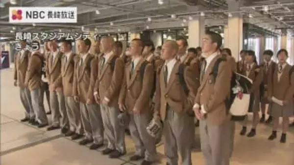 アリーナの手すりが「斜め」な理由は？長崎商業高校の生徒がスタジアムシティで校外学習　“地域課題を解決する力”