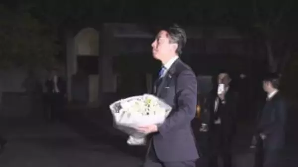 小泉防衛相　長崎   平和公園で献花    報道陣へのコメントなし