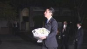 小泉防衛相　長崎   平和公園で献花    報道陣へのコメントなし