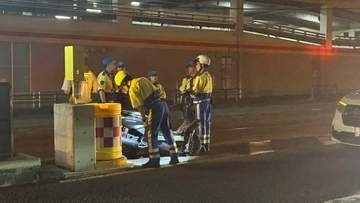 バイクが路面電車停留所に衝突　10〜20代男性が病院へ搬送 【長崎市】